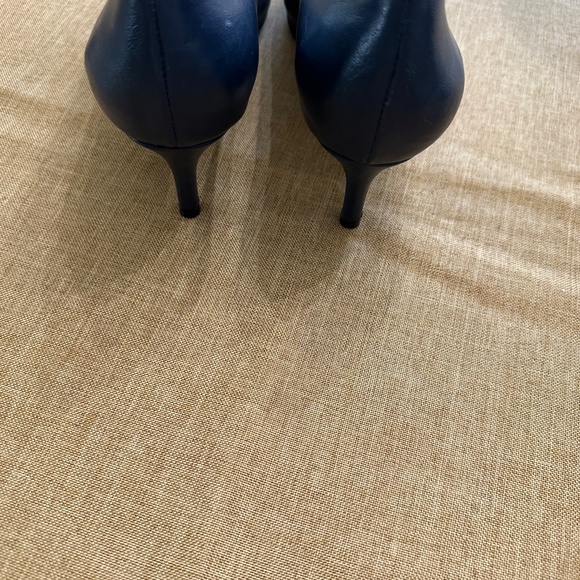 Antonio Melani Elynda Leather Navy Pumps - Picture 5 of 7